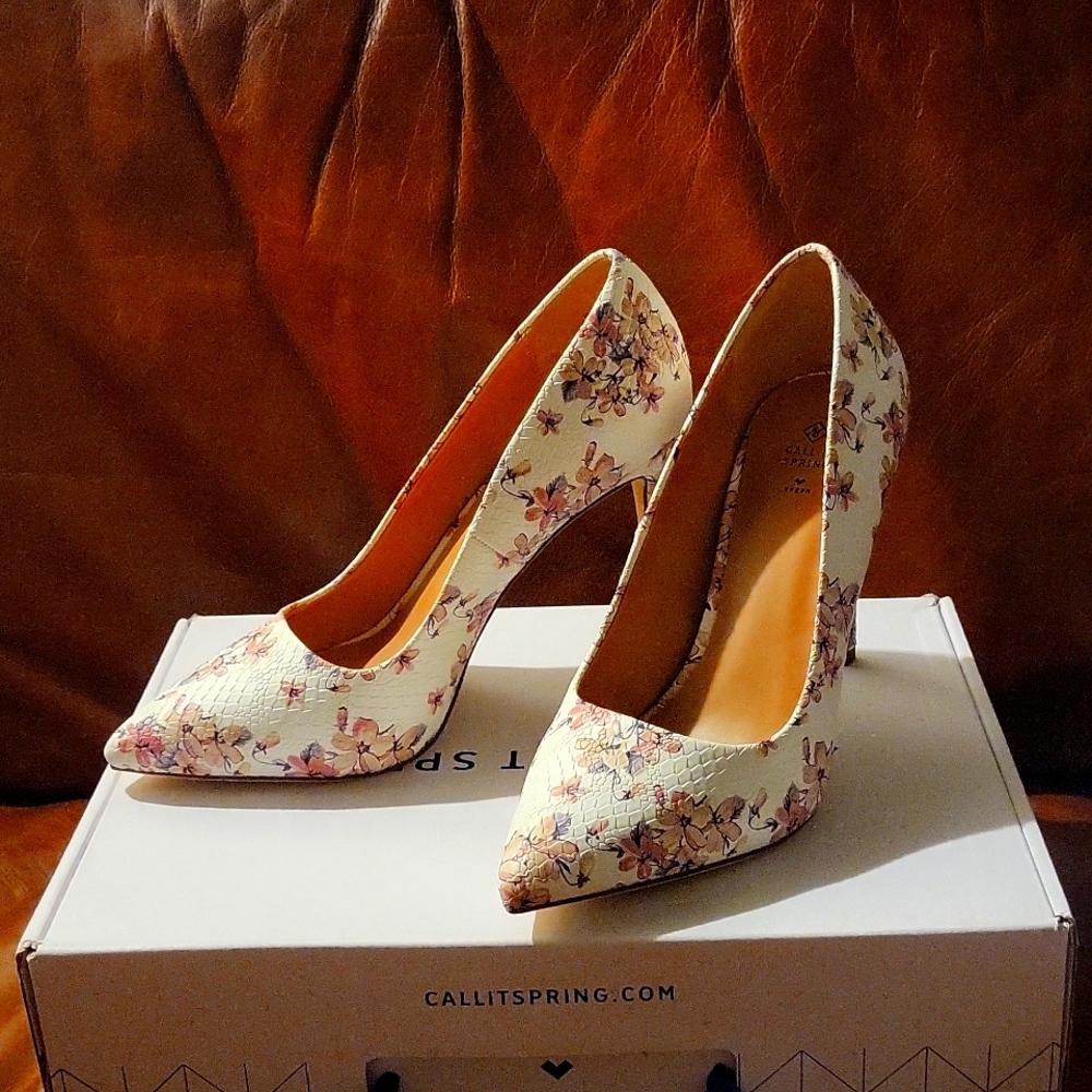 Call It Spring Heels. White, dusty rose floral on snake skin pattern. Size 7